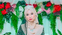 <p>Orkud juga tak kalah cantik lho. Bergaun dengan peplum tunik, khas sebagai busana pengantin Melayu ya, Bun. Foto: Instagram/@azura_orkid)  </p>