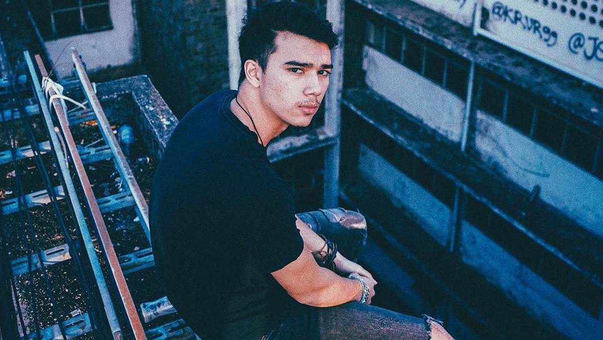 Prilly Latuconsina mengumumkan 'pernikahannya' di laman Instagram&period; Mau tau paras tampan 'suami' Prilly&quest; Yuk&comma; intip&excl;