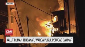 VIDEO: Kalut Rumah Terbakar, Warga Pukuli Petugas Damkar