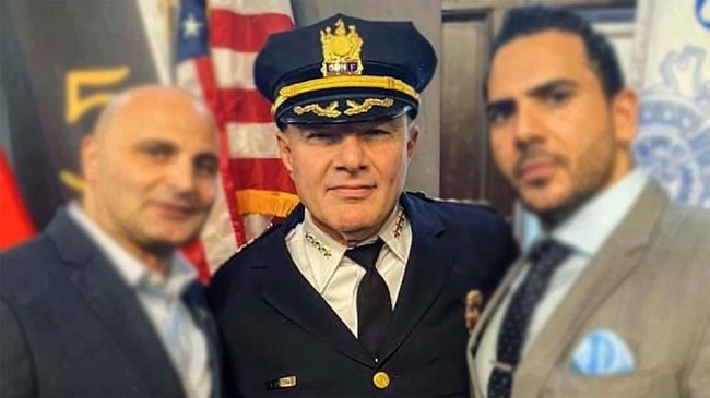 Paterson, kota di negara bagian New Jersey, Amerika Serikat memiliki kepala polisi Muslim pertama. Ibrahim "Mike" Baycora disumpah dengan Al-quran.