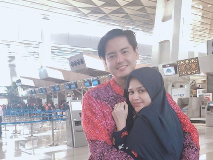Cut Meyriska Pakai Baju Roger untuk Obati Kangen Saat Ditinggal Umrah