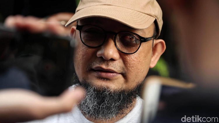 Korban penyiraman air keras Novel Baswedan bicara alasannya tak ikut rekonstruksi yang digelar polisi. Faktor kesehatan jadi alasan ia tak ikut rekonstruksi itu