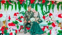 <p>Menikah pada Oktober lalu, Azura dan Hafiz membuktikan mereka bisa mempertahankan cintanya kok, Bun. Foto: Instagram/@azura_orkid)  </p>