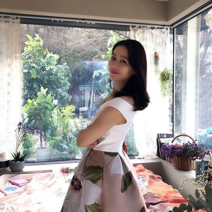 <p>Son Ye Jin saat mengenakan <em>off shoulder dress</em>. Terlihat cantik dan elegan ya, Bun? (Foto: Instagram @yejinhand)</p>