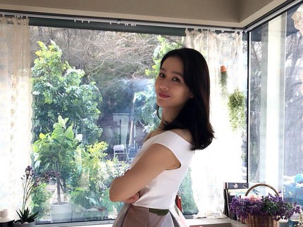 7 Gaya OOTD Son Ye Jin, Pemeran Utama Drama Korea Crash Landing on You