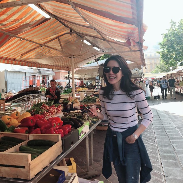 <p>Atasan garis hitam masih menjadi busana favorit Son Ye Jin saat liburan. Kali ini, ia memadukannya dengan celana denim. (Foto: Instagram @yejinhand)</p>