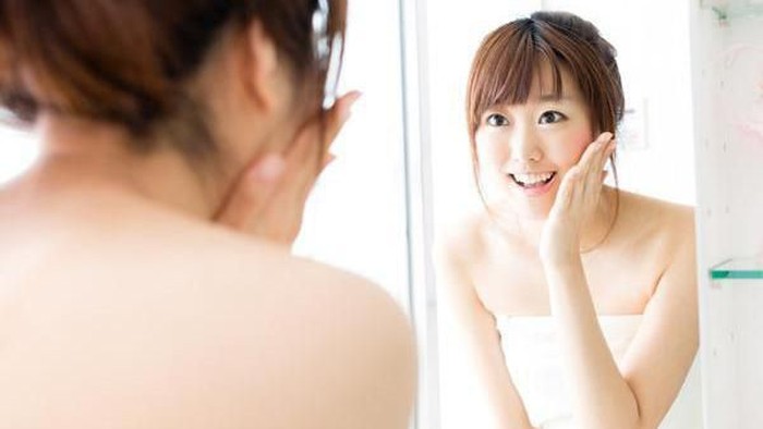 6 Cara Terpopuler Membersihkan Wajah ala Selebriti Korea
