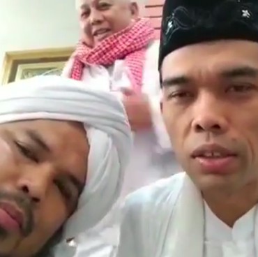 Kena Bully Netizen, Ustaz Abdul Somad Nyanyi Bareng Derry Sulaiman