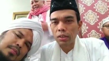 img-title Kena Bully Netizen, Ustaz Abdul Somad Nyanyi Bareng Derry Sulaiman