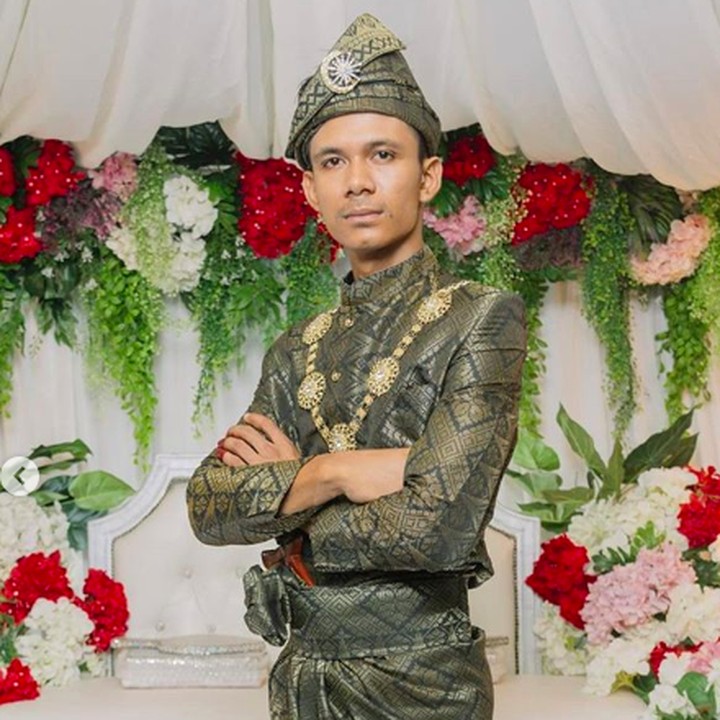 <p>Suami tampan, istri cantik. Klop ya, Bun, pasangan ini. Meskipun dihujat karena profesinya, nyatanya Hafiz punya pembawaan yang keren lho. Foto: Instagram/@azura_orkid)  </p>
