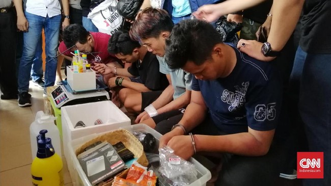 Kasus ganja sintetis atau gorila di Surabaya terungkap saat polisi menelusuri akun Line yang merupakan reseller narkoba.