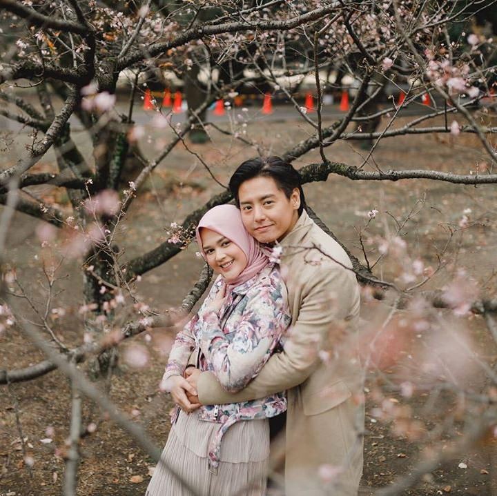 <p>Belum lama ini, Roger dan Chika mengumumkan kehamilan anak pertama mereka. Dalam sebuah unggahan di Instagram, Chika mengucap terimakasih karena bisa memiliki Roger. Dia juga minta maaf karena suka ngomel belakang ini, akibat perubahan mood. (Foto: Instagram @cutratumeyriska)</p>