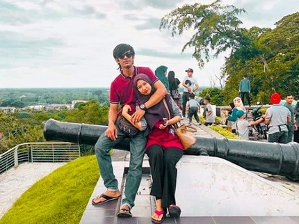 Guru S2 Nikahi Sopir Truk Ungkap Perjalanan Cinta dari Teman ke Pelaminan
