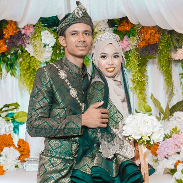 <p>Bunda masih ingat pasangan Azura Orkud dan Hafiz Hozali? Pasangan ini sempat dihujat karena pernikahannya yang beda status sosial. Hafiz bekerja sopir truk dan Orkid jadi guru bergelar S2. (Foto: Instagram/@azura_orkid)</p>