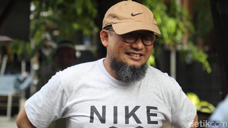 Korban penyiraman air keras Novel Baswedan bicara alasannya tak ikut rekonstruksi yang digelar polisi. Faktor kesehatan jadi alasan ia tak ikut rekonstruksi itu