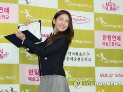 Bahagianya Jeon Somi Pamer Ijazah Lulus SMA