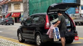 VIDEO: Panik Corona, Warga Singapura Borong Barang Kebutuhan