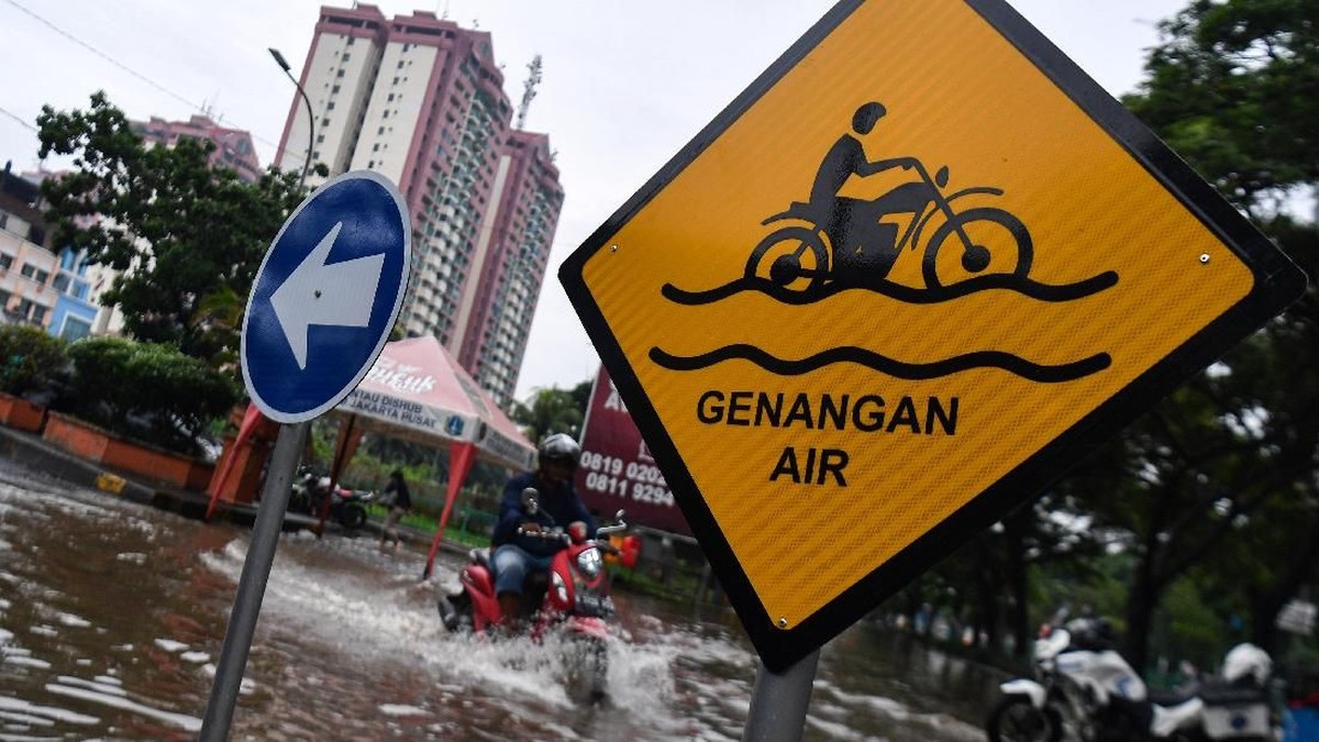 FOTO: Banjir Melanda Berbagai Lokasi di Jakarta