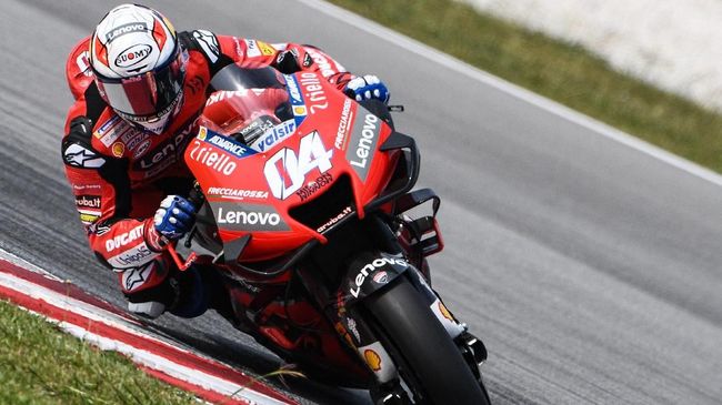 Ducati's Italian rider Andrea Dovizioso steers through a corner during the second day of the pre-season MotoGP winter test at the Sepang International Circuit in Sepang on February 8, 2020. (Photo by Mohd RASFAN / AFP)