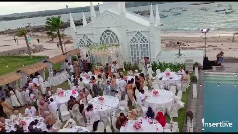 Acara Dimulai, Intip Resepsi Vanessa Angel & Bibi Ardiansyah Yuk! Acara resepsi pernikahan Vanessa Angel dan Bibi Ardiansyah yang digelar di Bali sudah dimulai. Intip keseruannya yuk!
