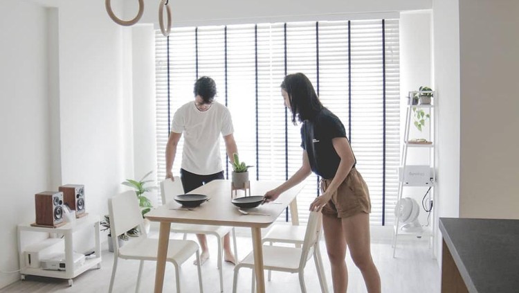 Pasangan asal Singapura mendesain isi apartemennya menjadi hunian minimalis. Interiornya begitu rapi dan enak dipandang. Bisa dijadikan inspirasi nih, Bunda.