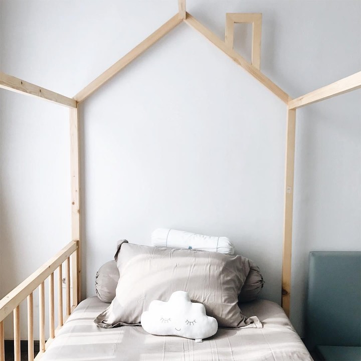 <p>Tempat tidur anaknya, Sekala yang juga didominasi warna netral. (Foto: Instagram @ayudiac)</p>