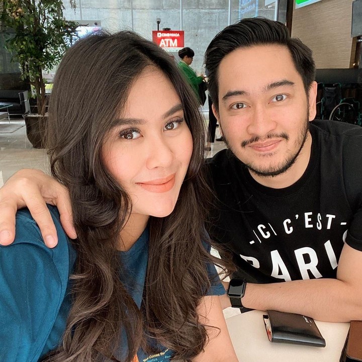 <p><strong>Syahnaz Sadiqah dan Jeje 'Govinda'</strong>   Syahnaz Sadiqah dan Jeje menikah pada 21 April 2018. Saat ini mereka sudah dikaruniai anak kembar laki-laki dan perempuan. Banyak yang bilang, pasangan baru ini punya banyak kemiripan. Termasuk berwajah mirip, Bun. (Foto: Instagram @syahazs)</p>