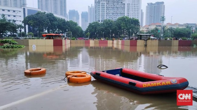 Underpass Gandhi Kemayoran kembali mengalami banjir seperti pekan lalu. Ketinggian air kini 5-6 meter dan tidak bisa dilalui kendaraan bermotor.