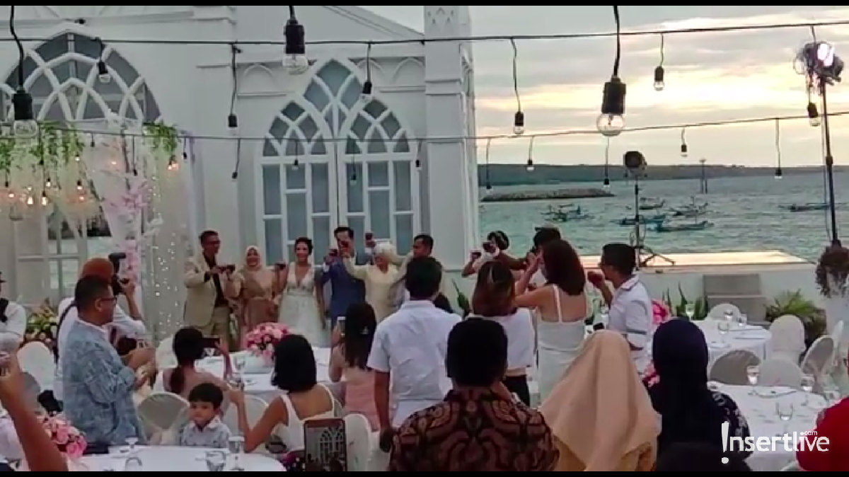 Acara resepsi pernikahan Vanessa Angel dan Bibi Ardiansyah yang digelar di Bali sudah dimulai&period; Intip keseruannya yuk&excl;