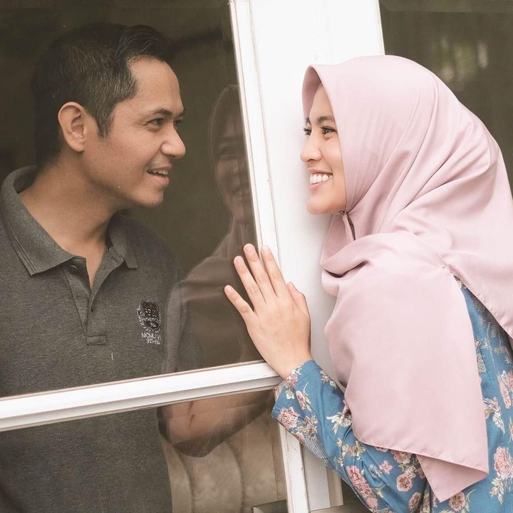 <p><strong>Alyssa Soebandono dan Dude Herlino</strong>   Berawal dari lawan main di sinetron, Alyssa dan Dude menjadi pasangan suami istri. Lama kelamaan, jika diperhatikan wajah mereka semakin mirip lho, Bun. (Foto: Instagram @ichasoebandono)</p>
