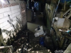 Kampung Pulo Masih Tergenang, Sudin SDA Targetkan Surut Malam Ini