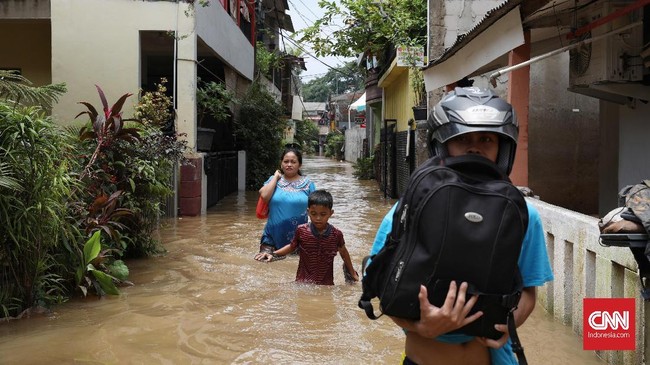 Rata-rata warga yang mengungsi akibat banjir adalah mereka yang tinggal di bantaran Kali Sunter.