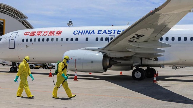 Pesawat yang menjemput warga negara China di Bali tiba pada Sabtu siang. Di tengah wabah virus corona, kru tidak diperkenankan turun dari pesawat.