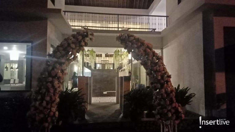 Vanessa Angel dan Bibi Ardiansyah menggelar resepsi pernikahan di Koderatu Beach Club, Bali hari ini, Sabtu (8/2). Yuk, intip dekorasinya!