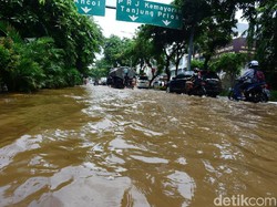 Jalan Depan PN Tipikor Terendam Banjir, Pemotor Naik Trotoar