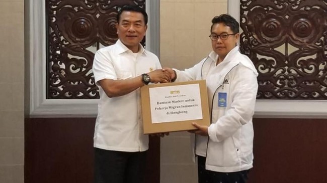 Kepala Staf Kepresidenan Moeldoko memberikan 20 ribu masker untuk antisipasi virus corona bagi WNI di Hong Kong. Ada 200 ribu WNI yang berada di wilayah itu.