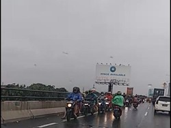 Cempaka Putih Banjir, Sejumlah Pemotor Masuk Tol Priok