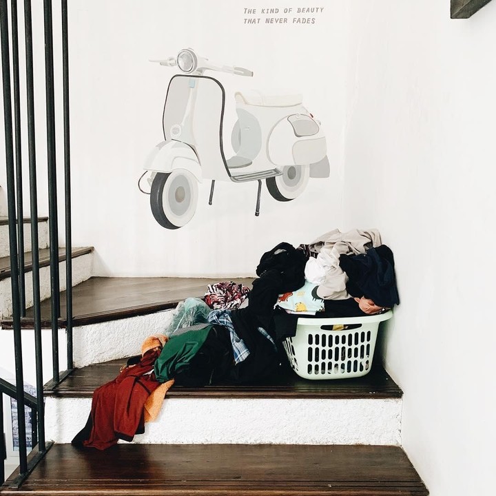 <p>Salah satu sudut rumah favoritnya, ada mural vespa pada dinding dekat tangganya. (Foto: Instagram @ayudiac)</p>