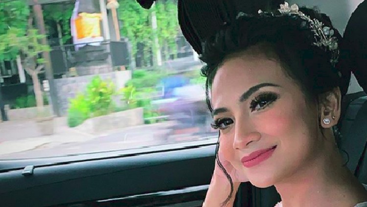 Vanessa Angel dan Bibi Ardiansyah menggelar acara resepsi pernikahan di Bali. Mulai dari dihadiri ibu tiri hingga sang suami, Bibi tuai pujian dari netizen.