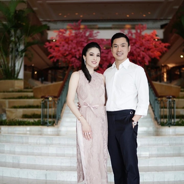 <p><strong>Sandra Dewi dan Harvey Moeis</strong>   Sandra Dewi dipersunting oleh seorang pengusaha kaya bernama Harvey Moeis. Mereka saat ini punya dua anak yang lucu-lucu. Keduanya sering dibilang mirip karena bentuk hidung dan senyum mereka. (Foto: Instagram @sandradewi88)</p>
