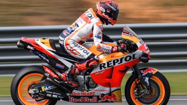 Repsol Honda Team's Spanish rider Marc Marquez rides his bike during the second day of the pre-season MotoGP winter test at the Sepang International Circuit in Sepang on February 8, 2020. (Photo by Mohd RASFAN / AFP)
