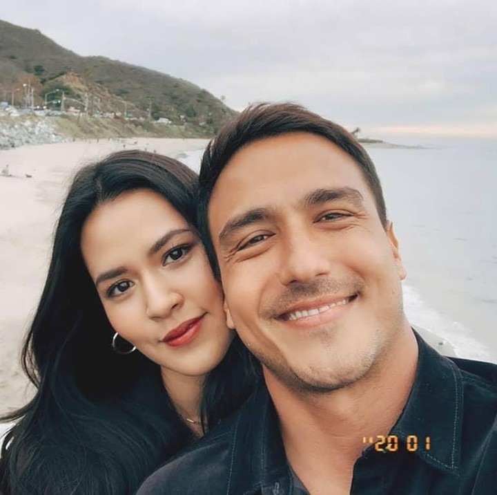 <p><strong>Raisa Adriana dan Hamish Daud</strong>   Pernikahan Raisa dan Hamish sempat membuat netizen geger. Bagaimana tidak, Bun? Keduanya merupakan pasangan yang banyak diidolakan netizen.<br /><br />Raisa dan Hamish disebut punya wajah yang mirip. Mungkin ini karena mereka sama-sama punya bentuk wajah oval. (Foto: Instagram @hamishdw)</p>