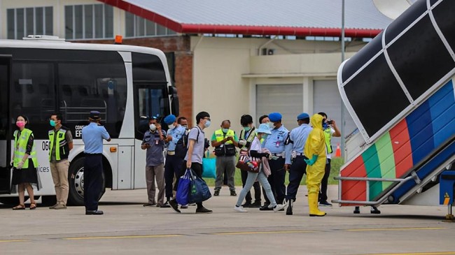 Sebanyak 49 WN China ini telah menjalani karantina selama 14 hari saat singgah di Thailand. Mereka juga sudah melewati pemeriksaan di Bandara Soetta.