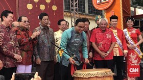 Kenakan Cheongsam, Anies Hadiri Perayaan Cap Go Meh di Glodok