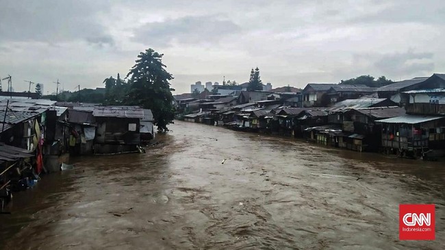 Sekitar 130 rumah di daerah Manggarai terendam banjir satu meter.