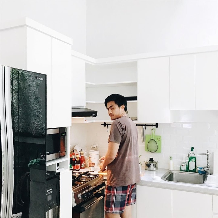 <p>Dapurnya didominasi warna putih sehingga memberi kesan bersih dan rapi. (Foto: Instagram @ayudiac)</p>