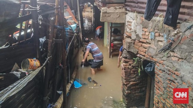 Lima titik di Jakarta Selatan tergenang banjir usai hujan yang mengguyur sejak malam hingga Sabtu pagi, (8/2).