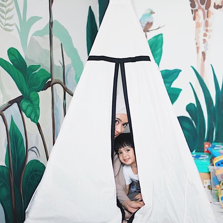 <p>Dinding kamar Sekala juga diberi mural bertema hutan. Menggemaskan ya, Bunda? (Foto: Instagram @ayudiac)</p>