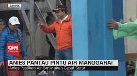 VIDEO: Gubernur Anies Pantau Pintu Air Manggarai
