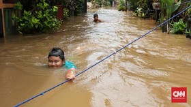 Banjir di Bidara Cina, Petugas Damkar Evakuasi Balita